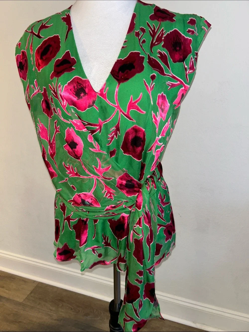 Alice + Olivia poppi-print . Wrap Top with Tie Waist